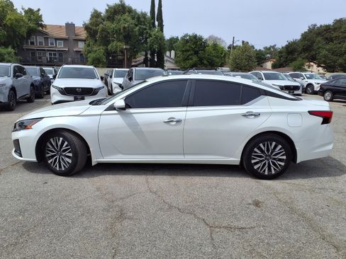 Used 2024 Nissan Altima 2.5 SV w/ SV Premium Package FWD image 3