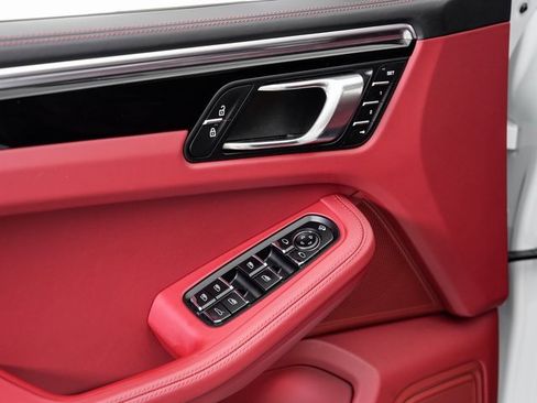 Used 2025 Porsche Macan image 8