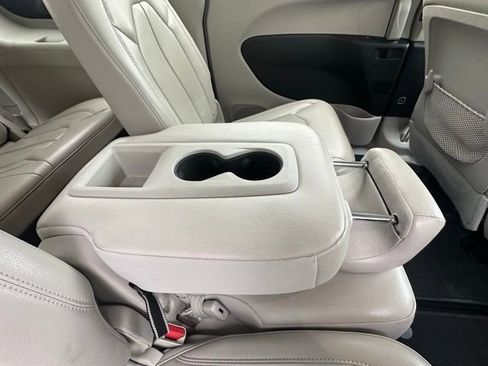 Used 2018 Chrysler Pacifica Touring-L w/ Tire & Wheel Group FWD image 30