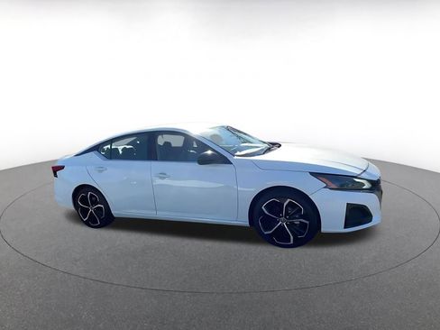 Used 2025 Nissan Altima 2.5 SR image 2