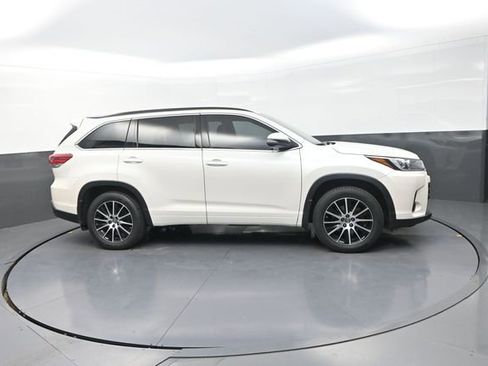 Used 2018 Toyota Highlander SE AWD/4WD image 16
