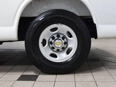 Used 2025 Chevrolet Express 3500 LT w/ LT Preferred Equipment Group RWD image 17