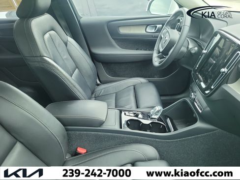 Used 2023 Volvo XC40 B5 Plus AWD/4WD image 9
