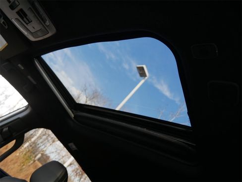 Used 2025 Toyota Sienna Platinum image 30