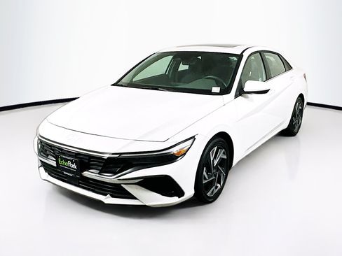 Used 2025 Hyundai Elantra SEL FWD image 3