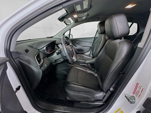 Used 2020 Chevrolet Trax LT w/ Driver Confidence Package image 13