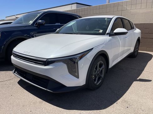Certified 2025 Kia K4 FWD image 3