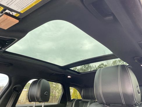 Used 2019 Land Rover Range Rover Velar R-Dynamic SE image 8