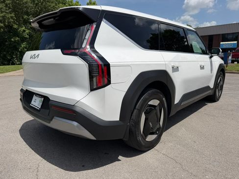 Used 2024 Kia EV9 Light Long Range RWD image 6