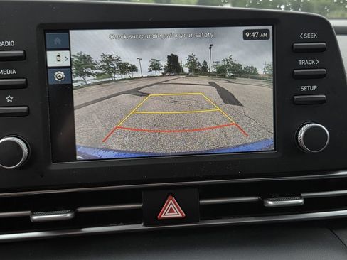 Used 2025 Hyundai Elantra SE FWD image 10