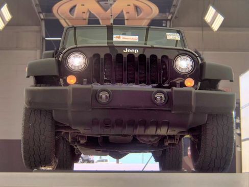 Used 2018 Jeep Wrangler Unlimited Sport w/ Connectivity Group AWD/4WD image 3