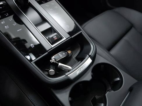 Certified 2026 Porsche Macan AWD/4WD image 32