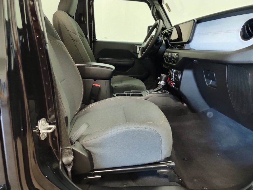 Used 2024 Jeep Wrangler Unlimited AWD/4WD image 16