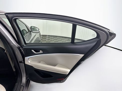 Used 2025 Genesis G70 2.5T image 31