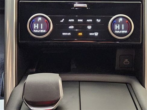 Used 2025 Land Rover Discovery S image 18