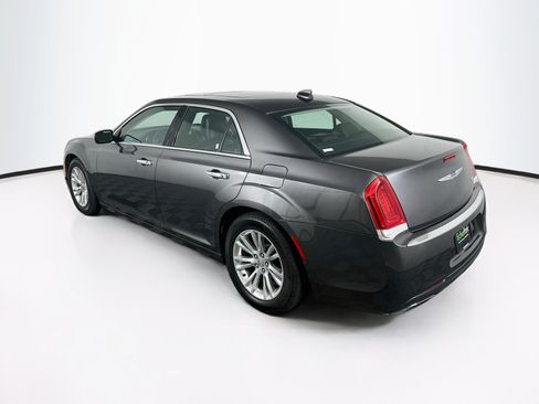 Used 2017 Chrysler 300 C RWD image 5