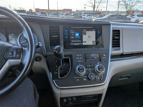 Used 2015 Toyota Sienna XLE image 21