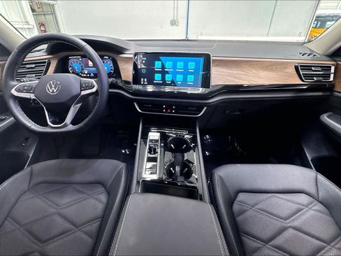 Used 2025 Volkswagen Atlas SE AWD/4WD image 10