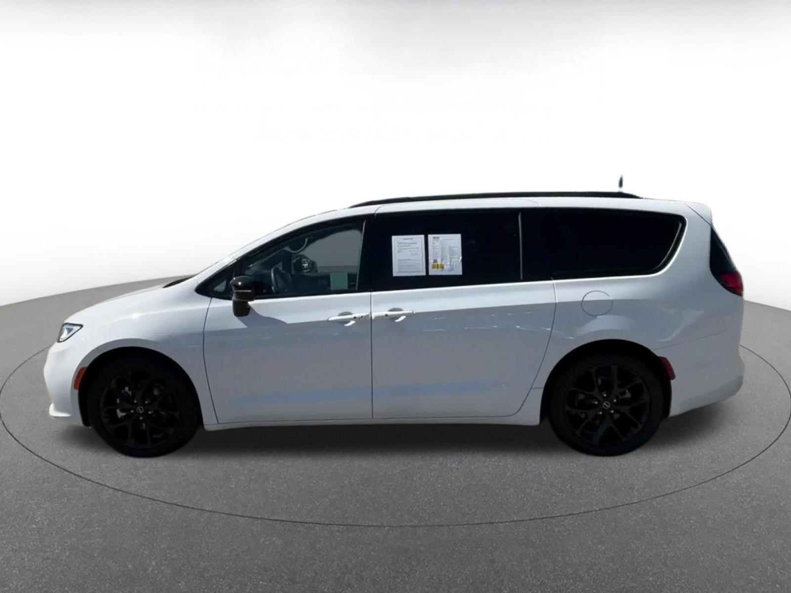 Used 2025 Chrysler Pacifica Limited FWD image 8