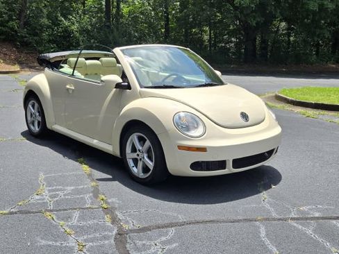Used 2010 Volkswagen Beetle Convertible FWD image 11