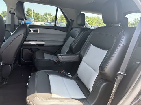 Used 2022 Ford Explorer XLT w/ Equipment Group 202A AWD/4WD image 13