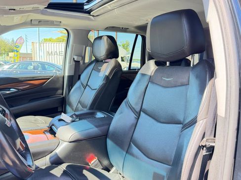 Used 2018 Cadillac Escalade Luxury AWD/4WD image 12