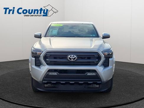 Certified 2025 Toyota Tacoma SR5 AWD/4WD image 2