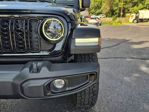 Used 2024 Jeep Gladiator Sport AWD/4WD image 19