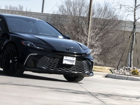 Used 2025 Toyota Camry SE image 5