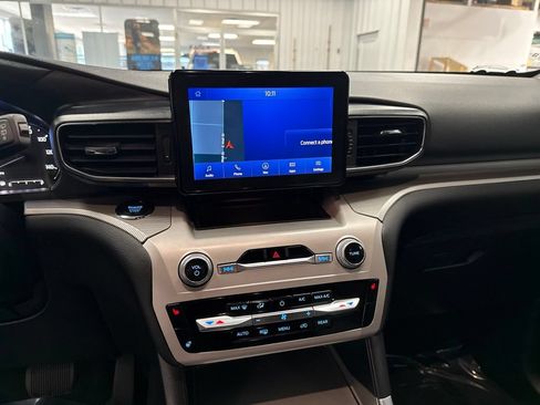 Used 2024 Ford Explorer XLT w/ Equipment Group 202A AWD/4WD image 20