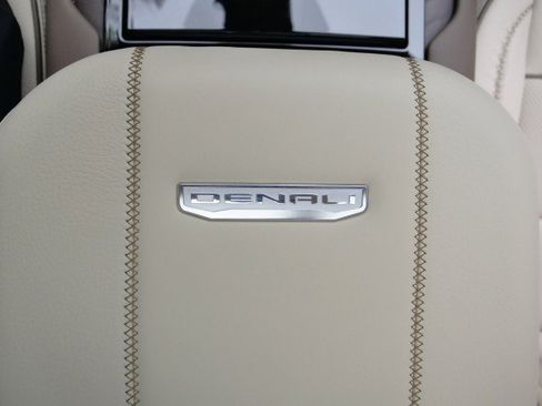 Used 2025 GMC Yukon Denali w/ Denali Reserve Package RWD image 19