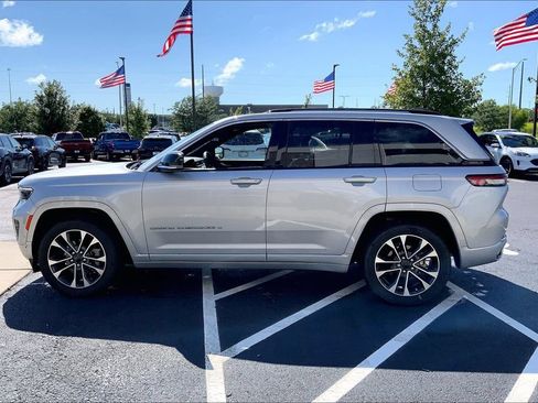 Used 2023 Jeep Grand Cherokee Overland w/ Luxury Tech Group IV AWD/4WD image 12