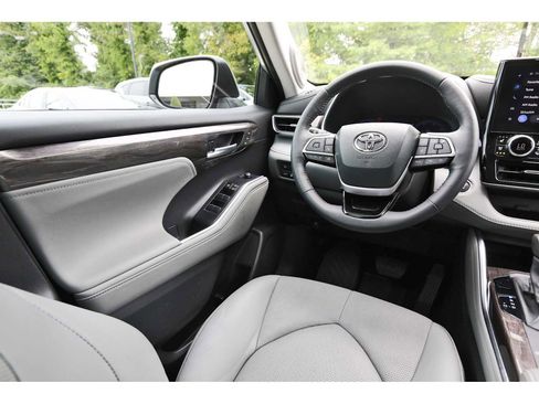 Used 2023 Toyota Highlander Limited FWD image 6