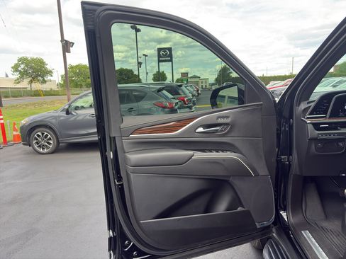 Used 2021 Cadillac Escalade Premium Luxury AWD/4WD image 11