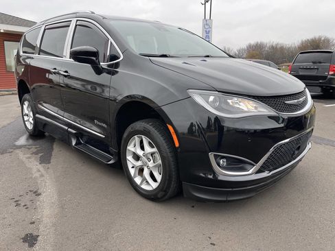 Used 2019 Chrysler Pacifica Touring-L image 13