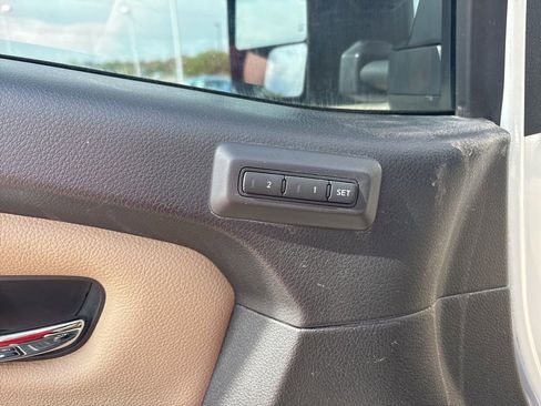 Used 2018 Nissan Titan SL w/ Chrome Package image 10