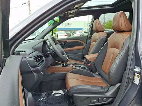 Used 2025 Subaru Forester Touring AWD/4WD image 13