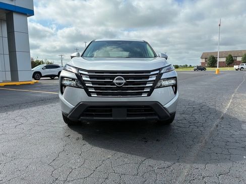 Used 2024 Nissan Rogue SV AWD/4WD image 2