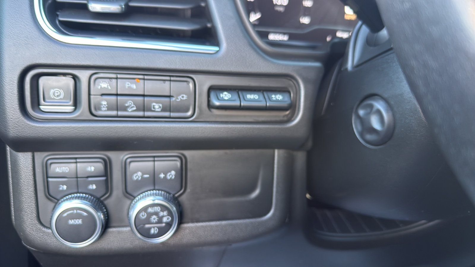 Used 2022 GMC Yukon AT4 w/ AT4 Premium Package AWD/4WD image 17