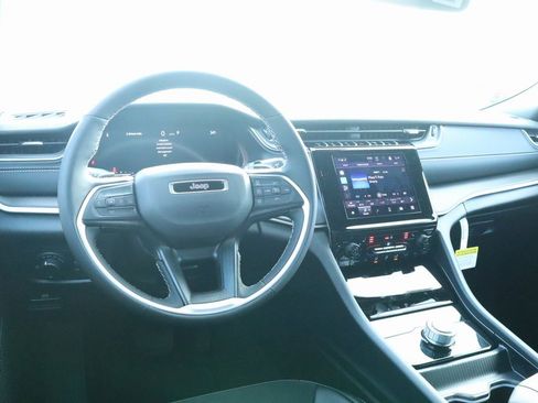 New 2025 Jeep Grand Cherokee Altitude image 2