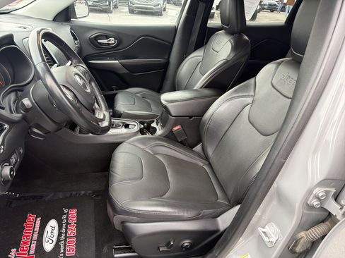 Used 2019 Jeep Cherokee Limited image 12