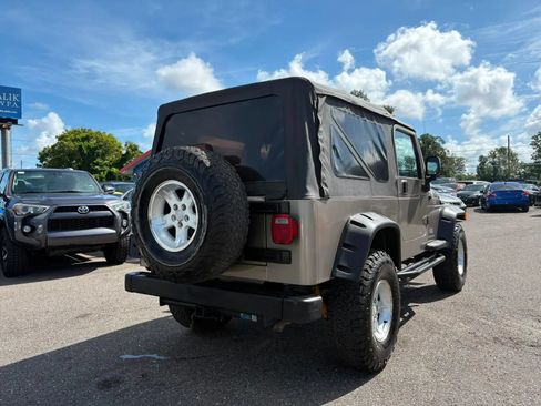 Used 2006 Jeep Wrangler Unlimited w/ Premium Audio Group AWD/4WD image 5