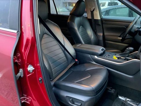 Used 2023 Toyota Highlander XLE image 8
