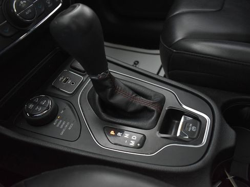 Used 2019 Jeep Cherokee Trailhawk w/ Comfort/Convenience Group AWD/4WD image 34