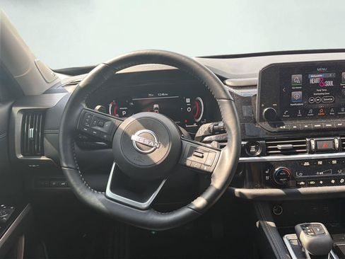 Used 2025 Nissan Pathfinder Platinum AWD/4WD image 19