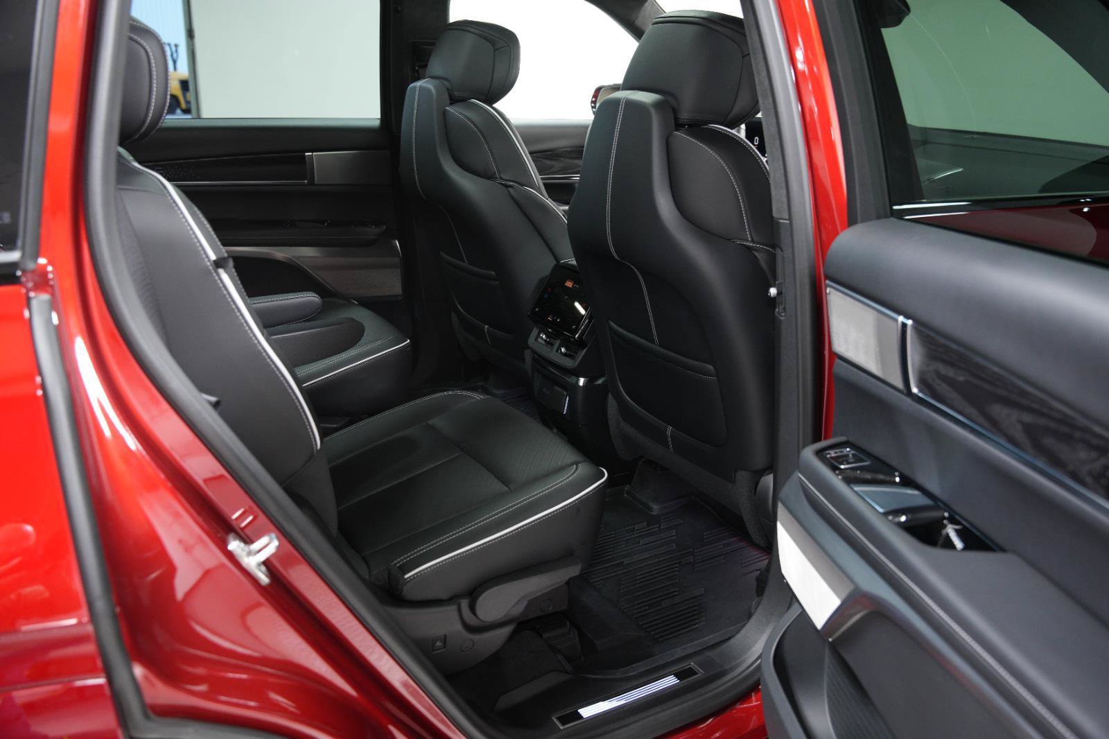 Used 2026 Cadillac Vistiq Platinum w/ LPO, Floor Liner Package AWD/4WD image 21