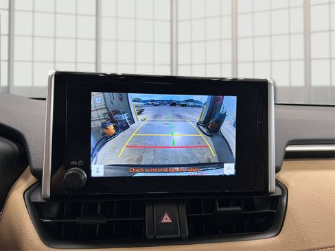 Used 2025 Toyota RAV4 XLE FWD image 25
