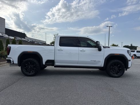 Used 2024 GMC Sierra 2500 AT4 w/ AT4 Premium Plus Package AWD/4WD image 11