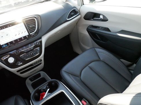 Used 2024 Chrysler Pacifica Touring-L image 11