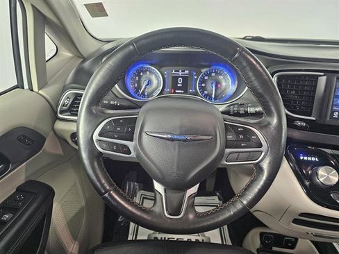 Used 2020 Chrysler Pacifica Touring-L image 33